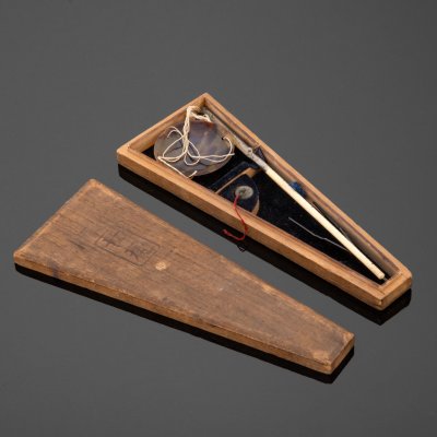 купить Набор в футляре: весы, гиря и щипцы, дерево, кость, металл, композитный материал, текстиль, Япония, 1890-1910 гг.